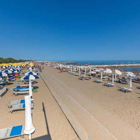 Altanea Apartments Con Piscina Caorle Bagian luar foto