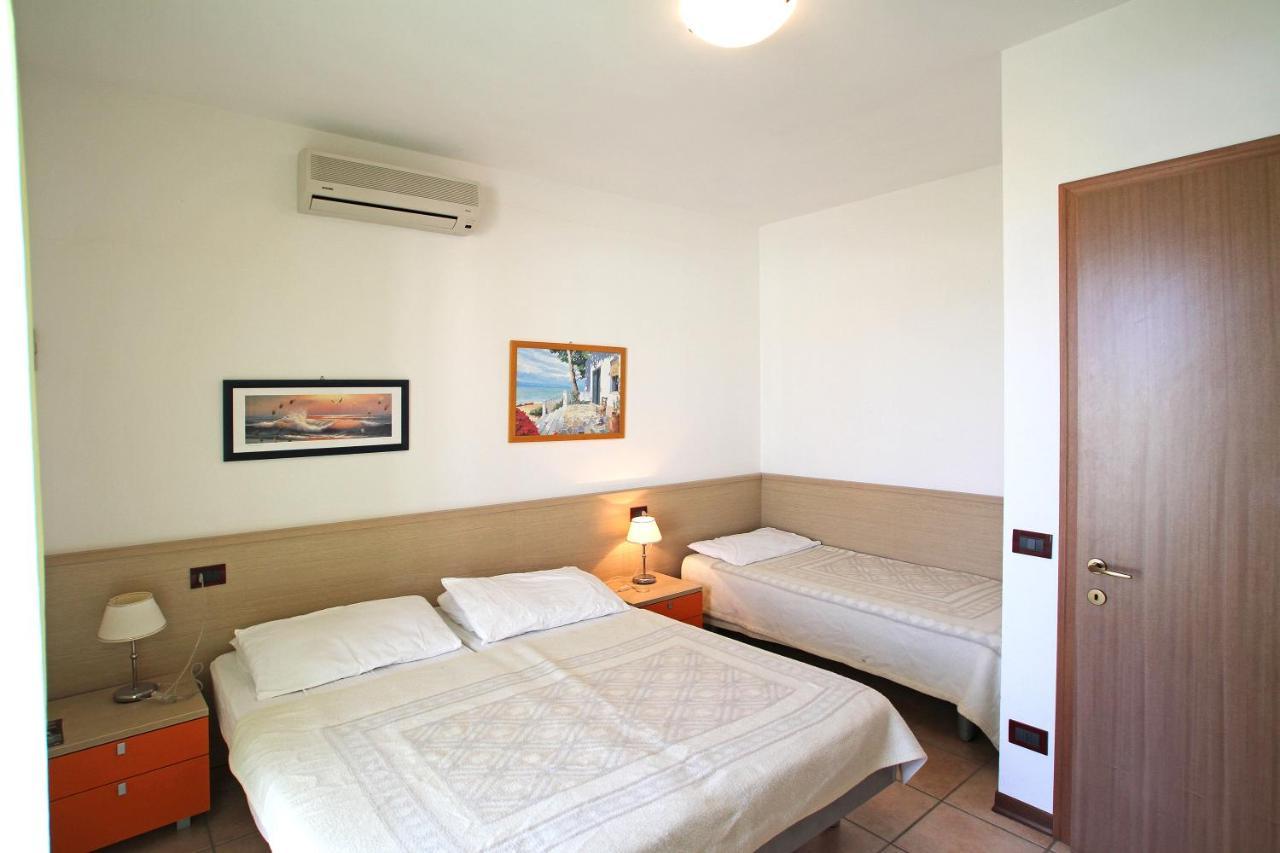 Altanea Apartments Con Piscina Caorle Bagian luar foto