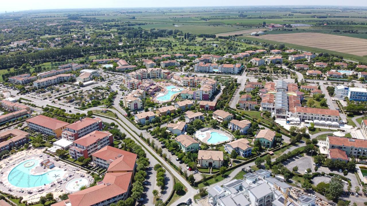 Altanea Apartments Con Piscina Caorle Bagian luar foto