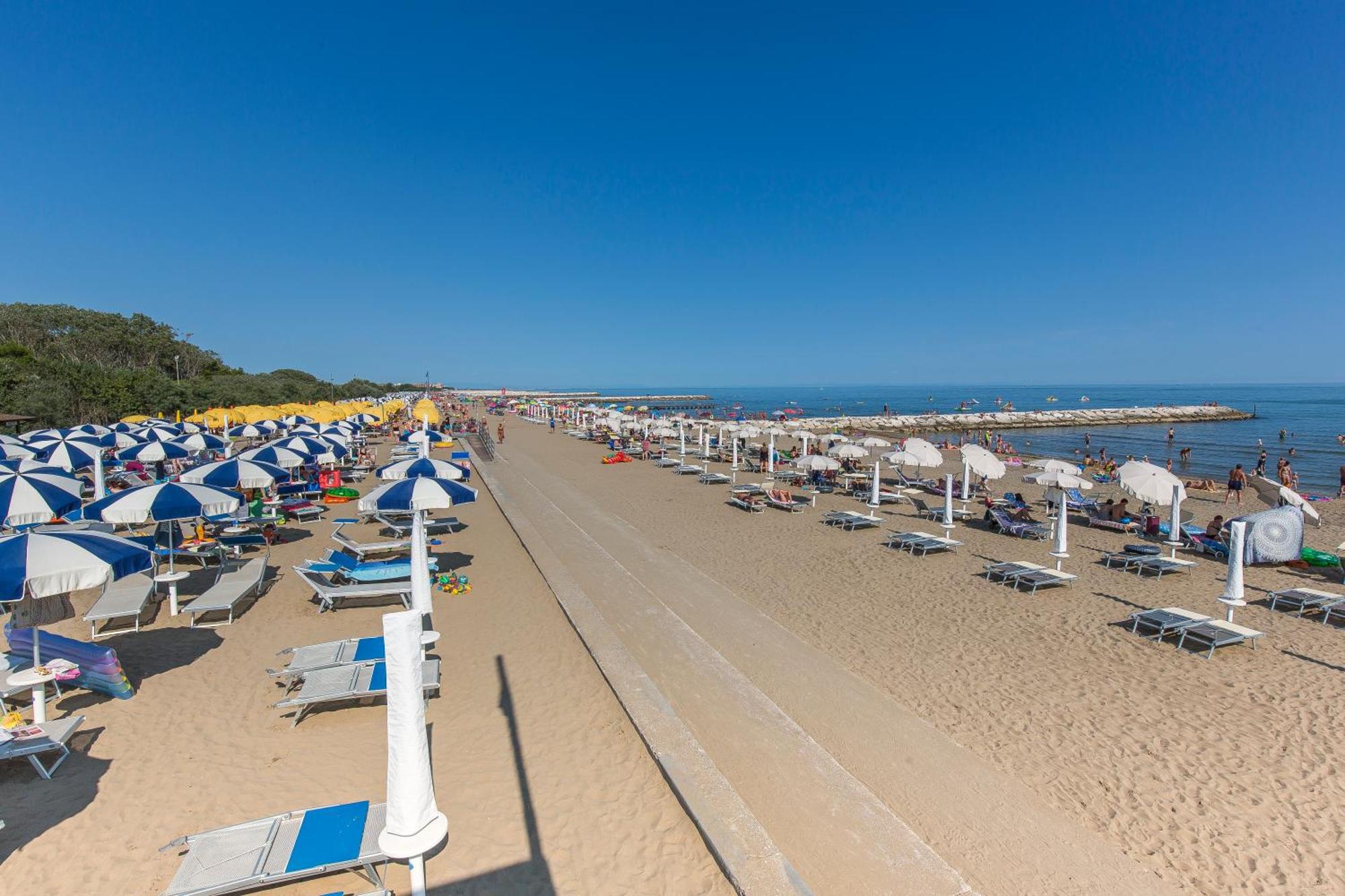 Altanea Apartments Con Piscina Caorle Bagian luar foto